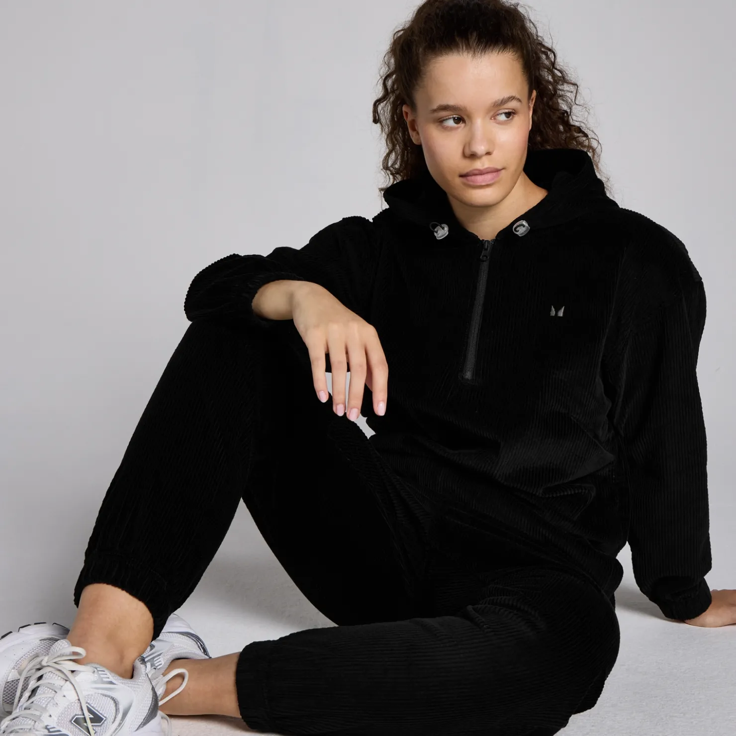 MYPROTEIN MP Damen Cord-Kapuzenpulli mit bequemer Passform und 1/4-Reißverschluss – Schwarz*Damen T-Shirts & Tops