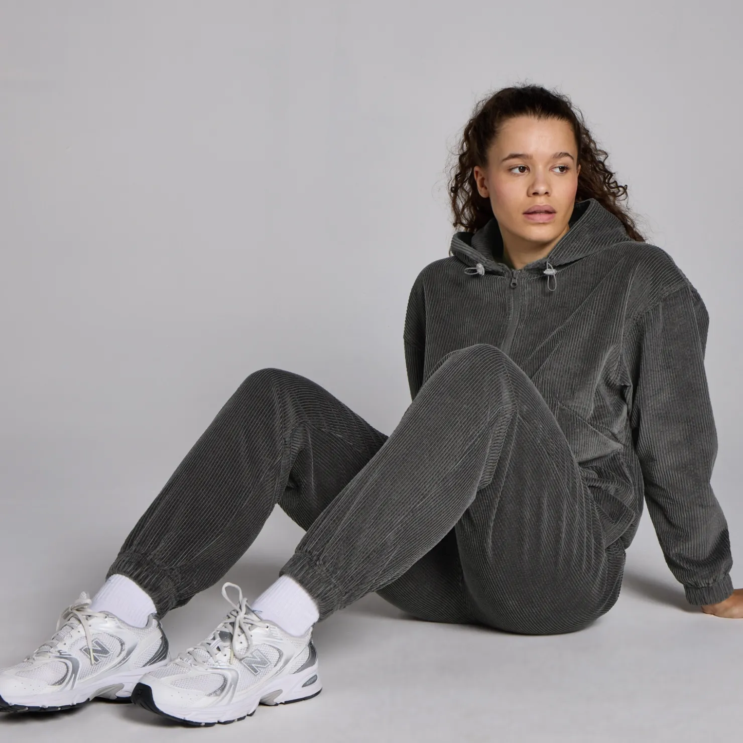 MYPROTEIN MP Damen Cord-Kapuzenpulli mit bequemer Passform und 1/4-Reißverschluss – Gunmetal*Damen T-Shirts & Tops