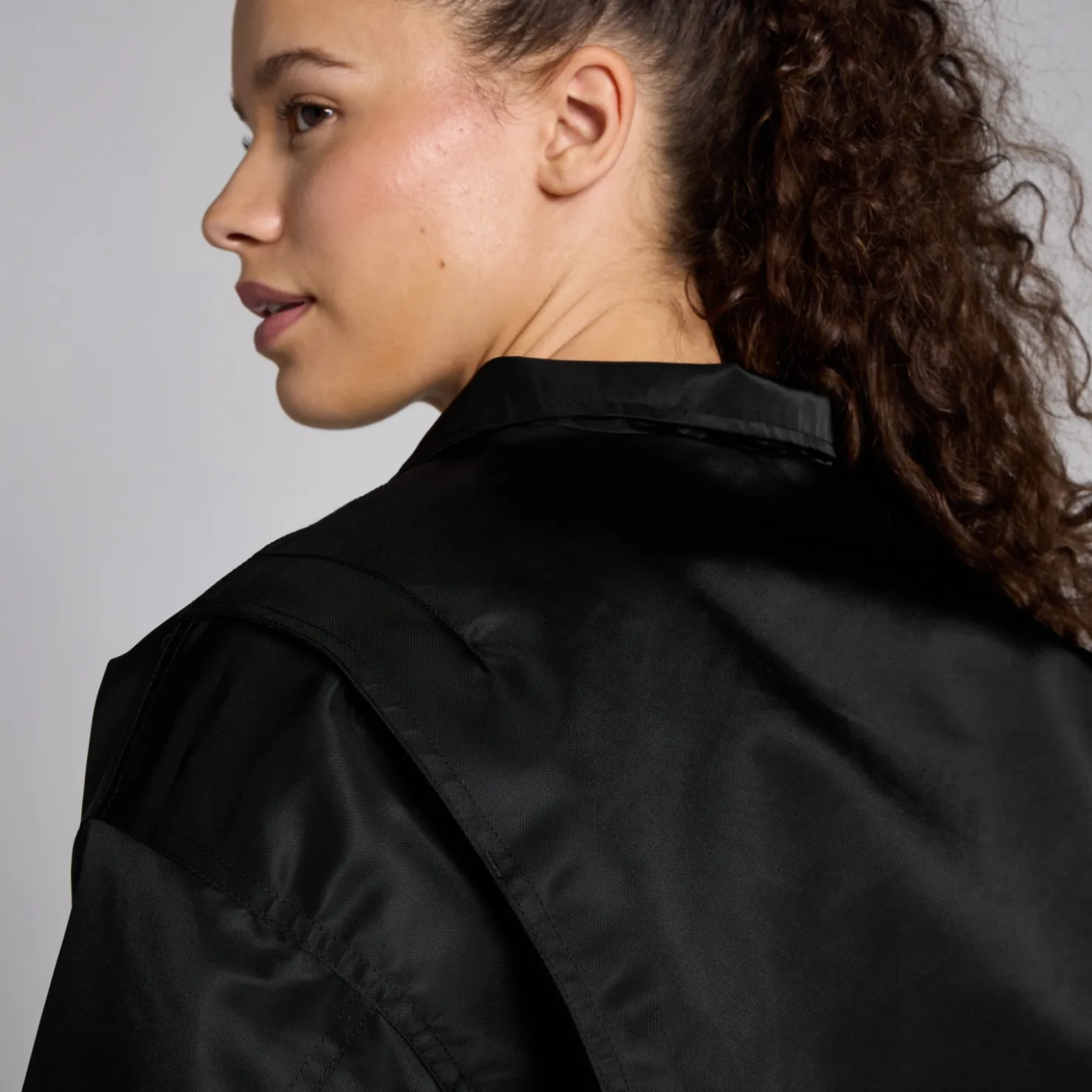 MYPROTEIN MP Damen Lifestyle Nylon-Bomberjacke – Schwarz*Damen Jacken & Westen