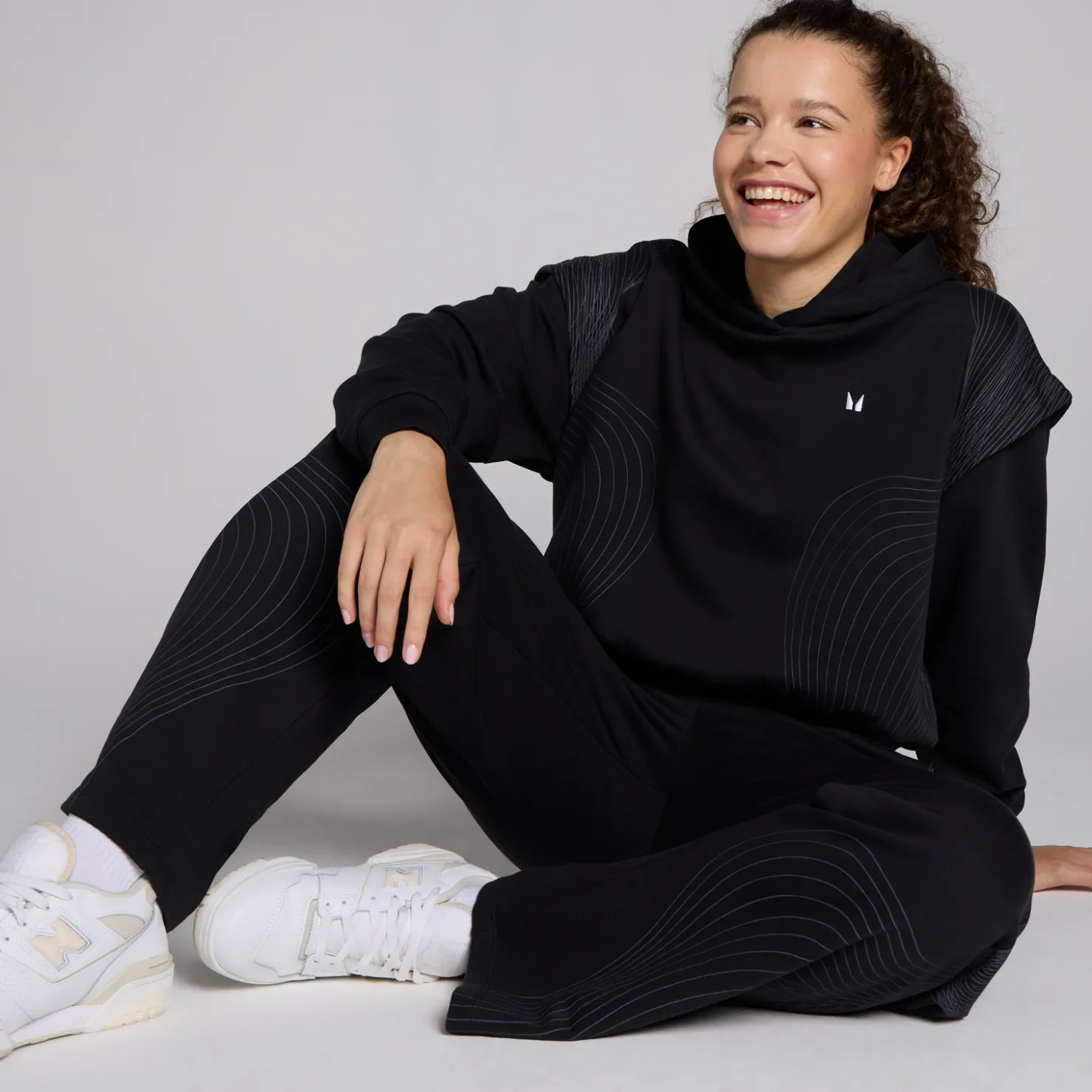 MYPROTEIN MP Damen Tempo Grafik Crop-Kapuzenpulli – Schwarz*Damen Hoodies