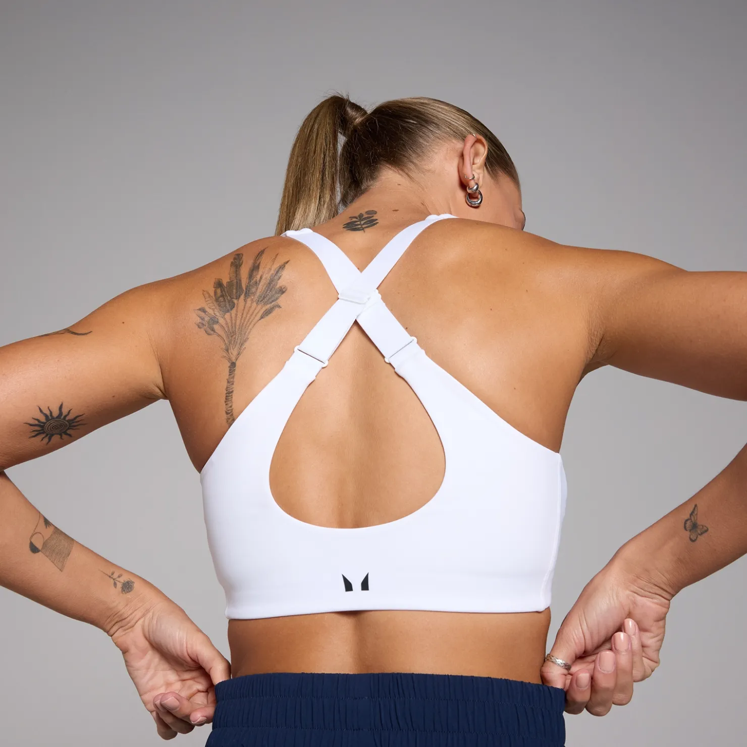 MYPROTEIN MP Damen Verstellbarer Sport-BH mit auf dem Rücken gekreuzten Trägern – Weiß*Damen Sports Bras