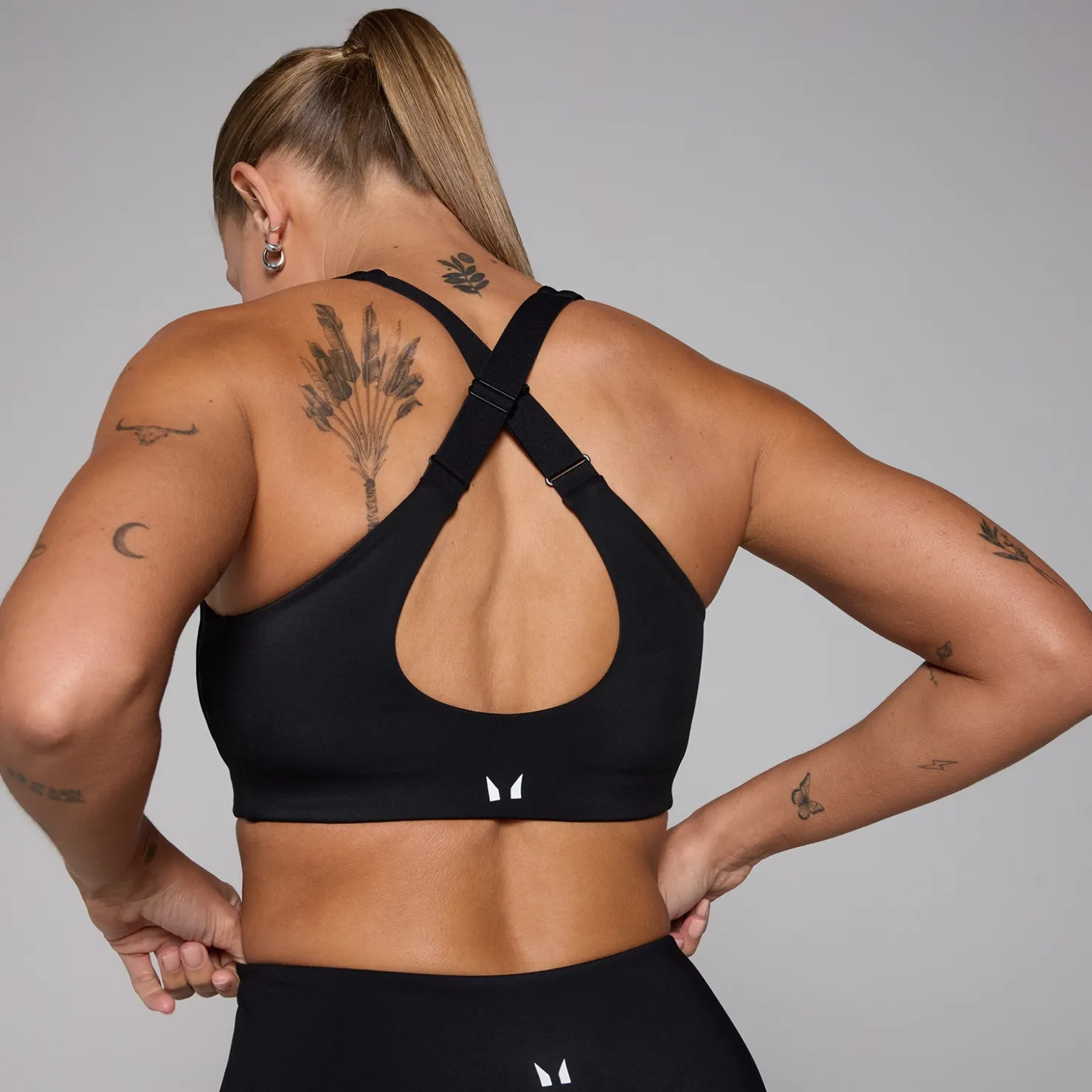 MYPROTEIN MP Damen Verstellbarer Sport-BH mit auf dem Rücken gekreuzten Trägern – Schwarz*Damen Sports Bras